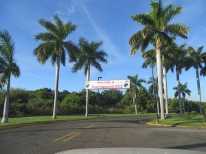 The entrance to Nejapa Golf & Country Club was beautifully lined with palm trees. The banner proclaiming a big club golf tournament in progress!